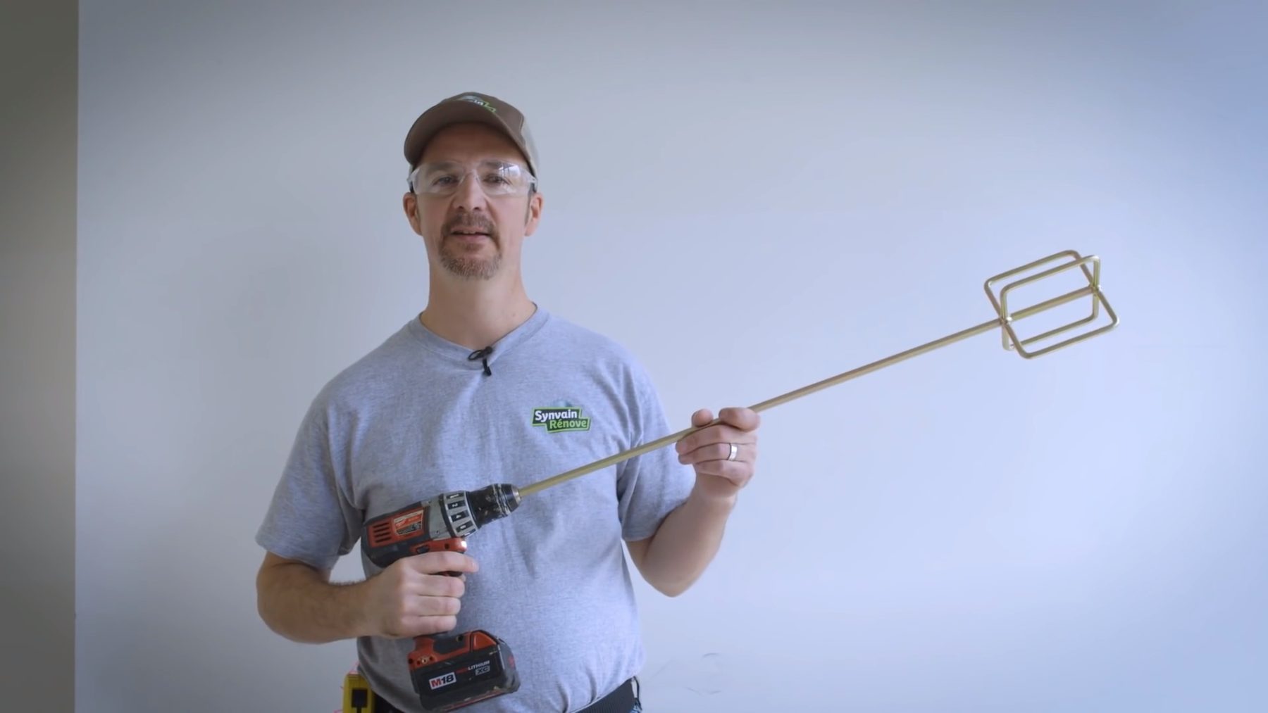 Synvain Rénove brasse avec une drill