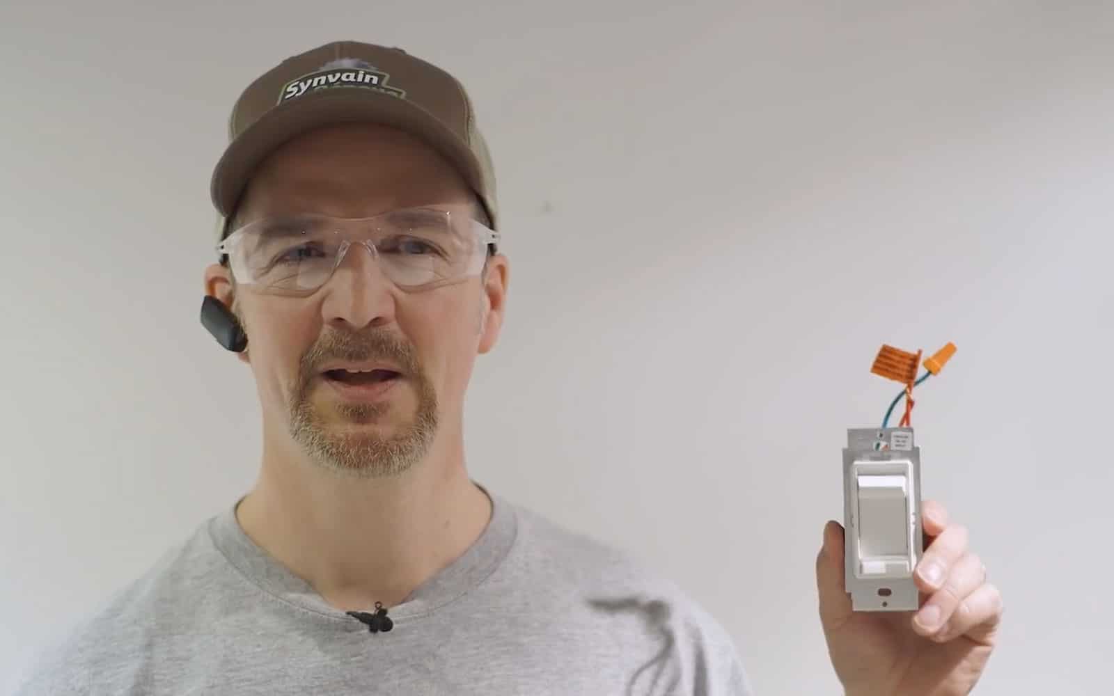 Synvain Rénove tient un dimmer dans ses mains