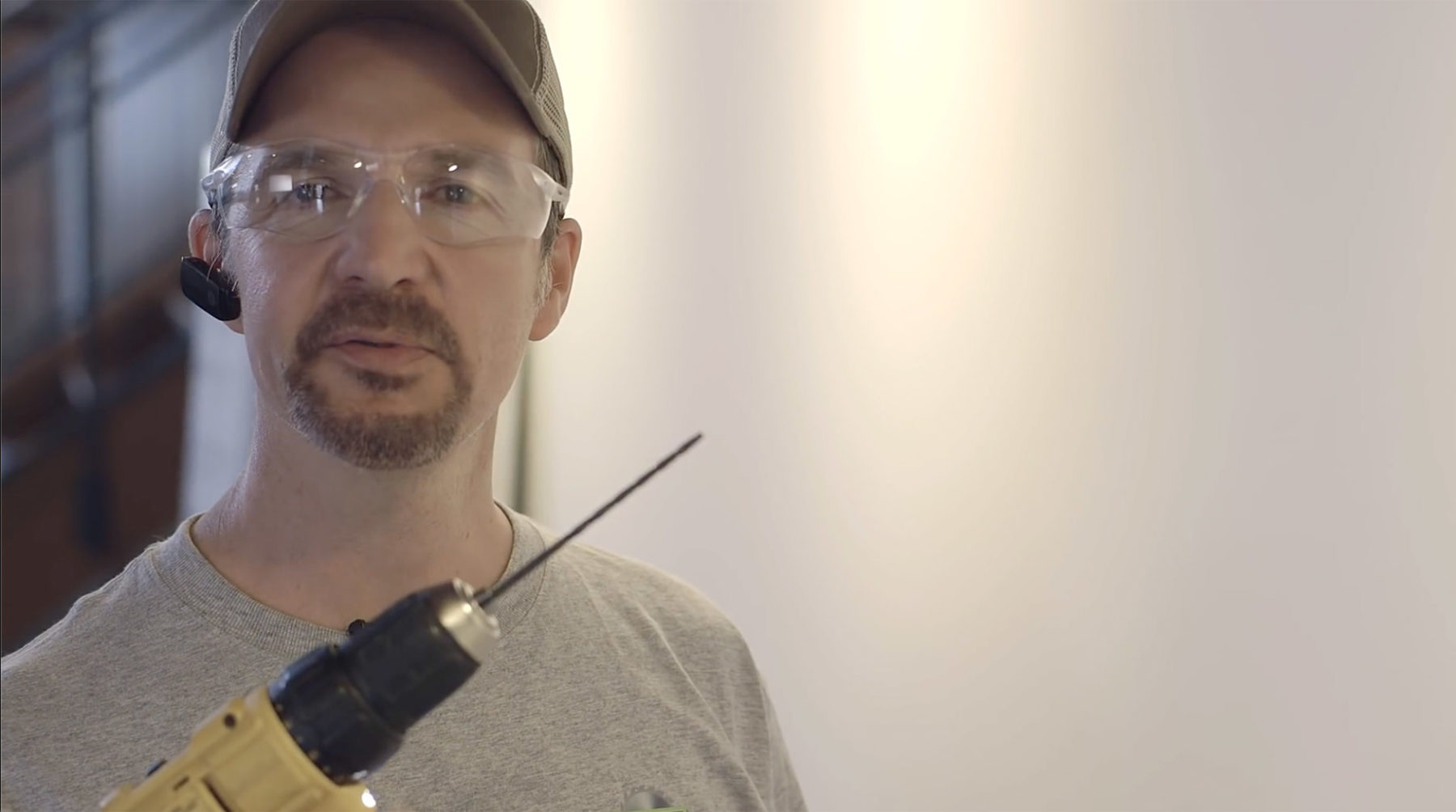 Synvain Rénove tient une perceuse
