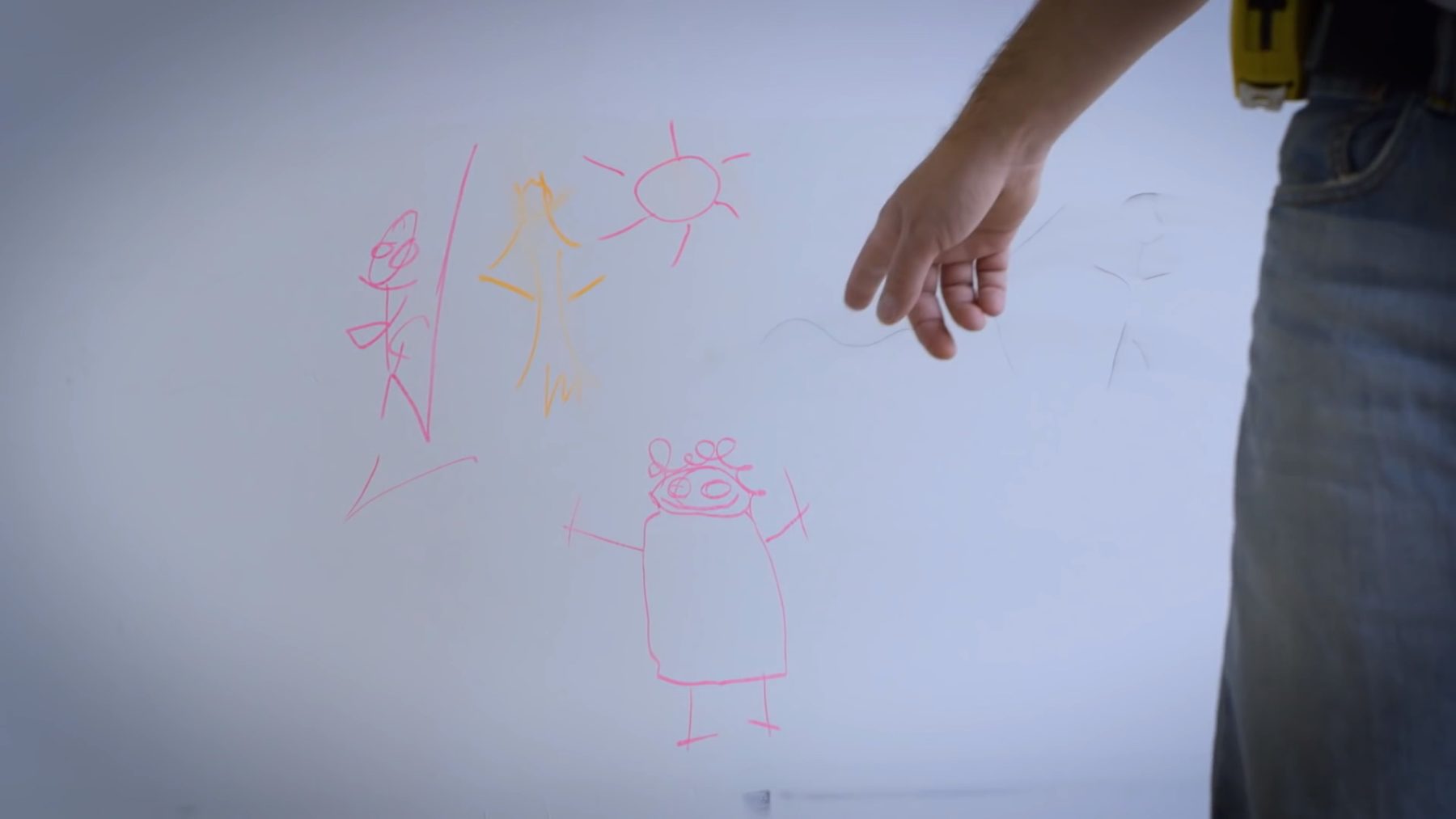 Synvain Rénove montre un dessin