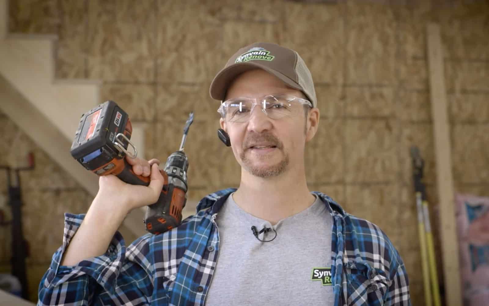 Synvain Rénove tient une perceuse
