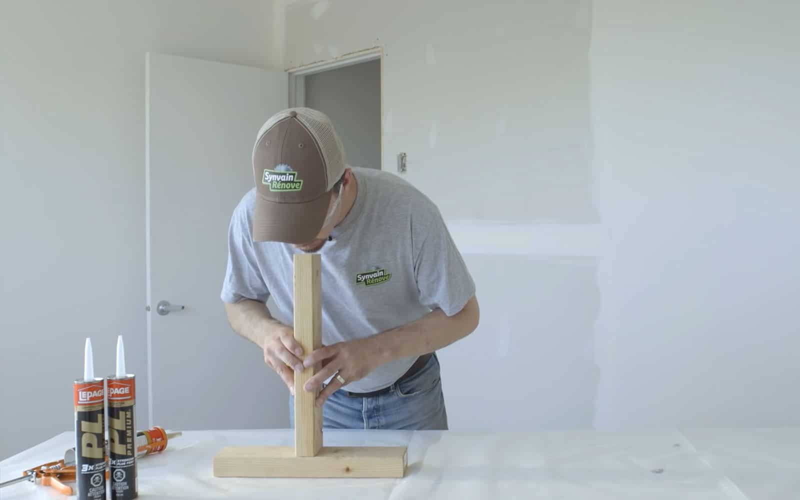 Synvain Rénove colle deux morceaux de bois